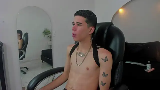 Snapshot of Gabo_white1 chatting on December 2025 05:23:01 AM Gabo white1 online show from December 2025 05:23:01 AM