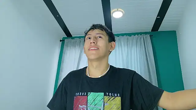 FelipeGonzalezz online show from November 2025 12:31:02 PM