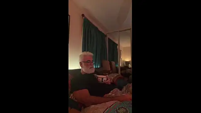 Snapshot of LeatherSdaddy chatting on November 2025 11:31:01 PM LeatherSdaddy online show from November 2025 11:31:01 PM