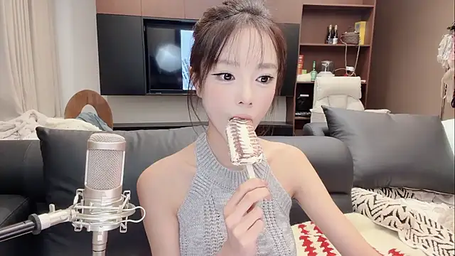 Snapshot of Butterbear chatting on December 2025 03:30:01 PM Butterbear online show from December 2025 03:30:01 PM