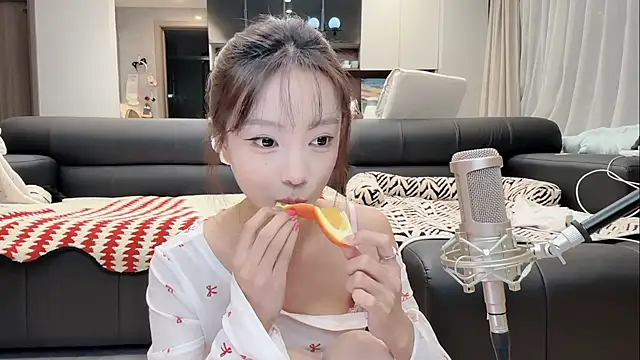 Snapshot of Butterbear chatting on January 2026 01:06:02 PM Butterbear online show from January 2026 01:06:02 PM