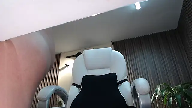 ElliSmith online show from February 2026 07:07:01 PM