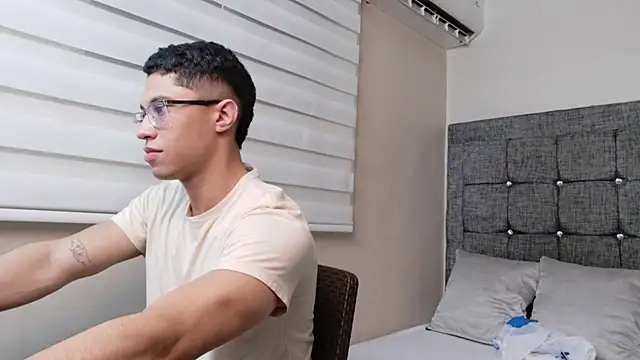 Chrix Velez online show from November 2025 07:41:02 PM