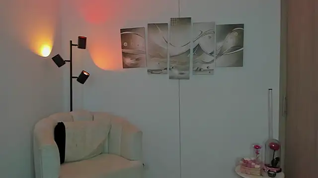 haileyflorez  online show from February 2026 05:19:01 PM