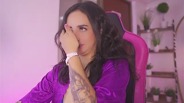 Snapshot of Enola_Holmes_ chatting on November 2025 12:28:02 PM Enola Holmes online show from November 2025 12:28:02 PM