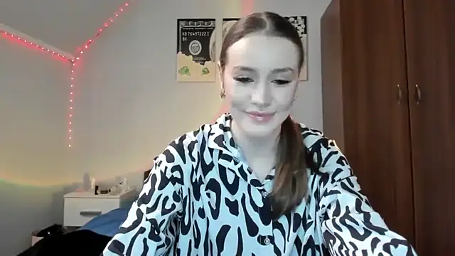 Snapshot of tinyglow chatting on December 2025 11:59:02 AM tinyglow online show from December 2025 11:59:02 AM