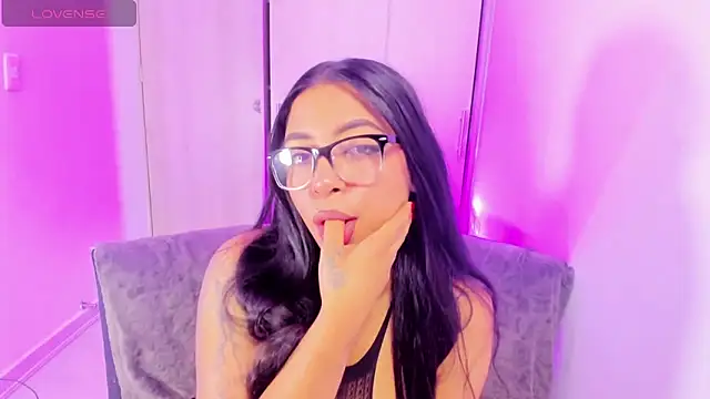 Snapshot of evelisse_ chatting on April 2026 03:26:02 AM evelisse online show from April 2026 03:26:02 AM
