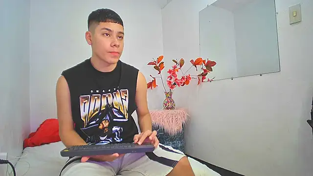 Lucastorrez01 online show from November 2025 02:25:01 AM