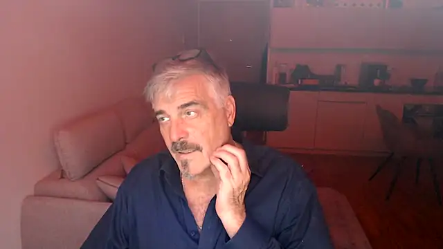 Snapshot of Buidapest chatting on December 2025 09:32:02 PM Buidapest online show from December 2025 09:32:02 PM