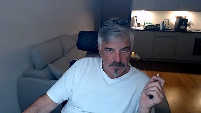 Snapshot of Buidapest chatting on January 2026 06:33:01 PM Buidapest online show from January 2026 06:33:01 PM