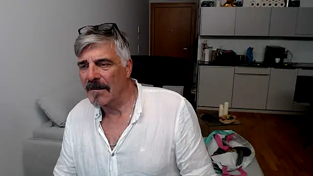 Snapshot of Buidapest chatting on January 2026 10:58:02 PM Buidapest online show from January 2026 10:58:02 PM