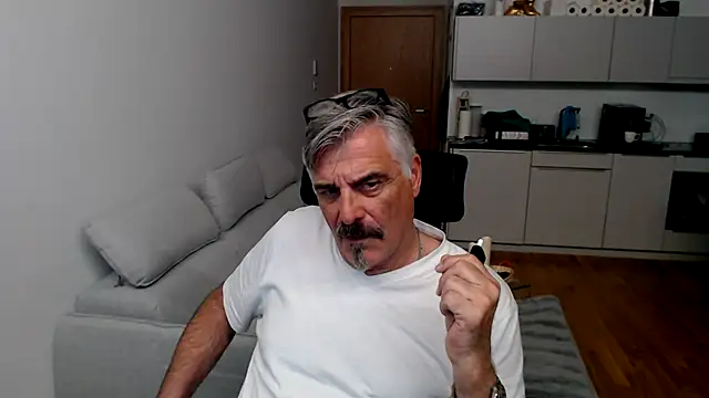 Snapshot of Buidapest chatting on January 2026 11:08:01 PM Buidapest online show from January 2026 11:08:01 PM