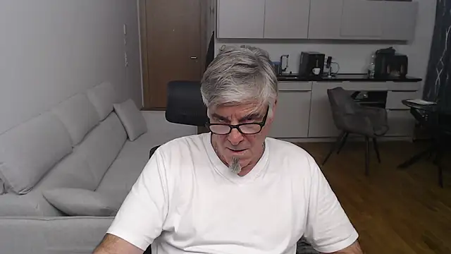 Buidapest online show from April 2026 09:01:02 PM