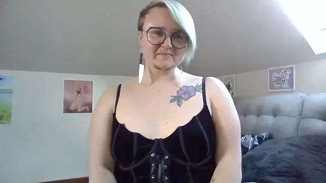 Snapshot of queerlyjaz chatting on November 2025 06:45:02 PM queerlyjaz online show from November 2025 06:45:02 PM