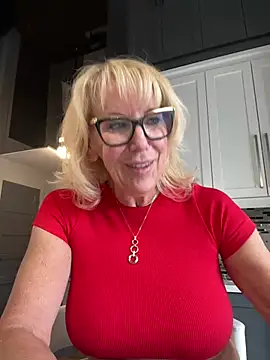 Snapshot of FitCougar chatting on March 2025 08:15:02 PM FitCougar online show from March 2025 08:15:02 PM
