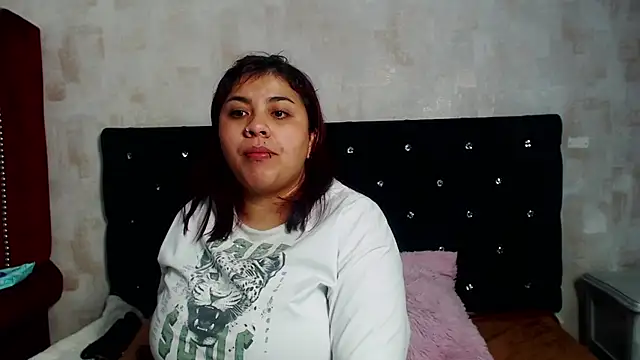 danna garza online show from November 2025 05:06:02 AM