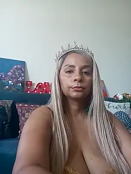 Snapshot of LaReineCleo chatting on April 2026 11:00:01 AM LaReineCleo online show from April 2026 11:00:01 AM