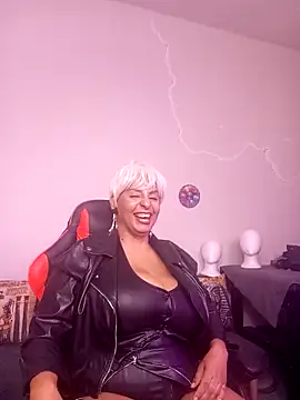 Snapshot of LaReineCleo chatting on April 2026 10:18:02 AM LaReineCleo online show from April 2026 10:18:02 AM