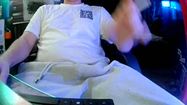 Snapshot of Bowerboi chatting on December 2025 02:30:02 AM Bowerboi online show from December 2025 02:30:02 AM