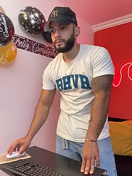 Snapshot of Mike_savage3 chatting on February 2026 12:23:01 PM Mike savage3 online show from February 2026 12:23:01 PM