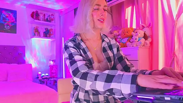 Snapshot of MadamBarbiee chatting on December 2025 09:20:01 PM MadamBarbiee online show from December 2025 09:20:01 PM