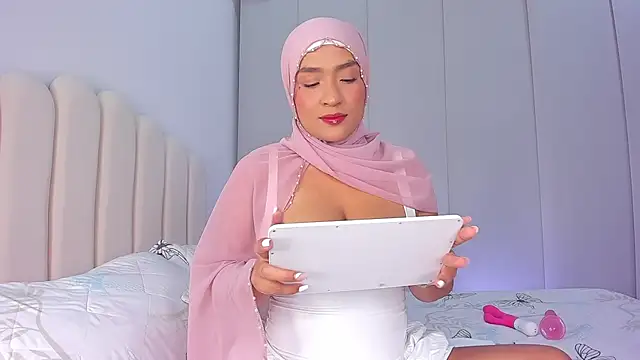 Amira-Zahra online show from April 2026 09:23:02 PM