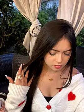 Snapshot of KyliePinkk_ chatting on November 2025 10:43:01 PM KyliePinkk online show from November 2025 10:43:01 PM