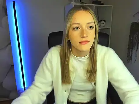 Snapshot of EvelynBlond chatting on November 2025 06:25:02 AM EvelynBlond online show from November 2025 06:25:02 AM