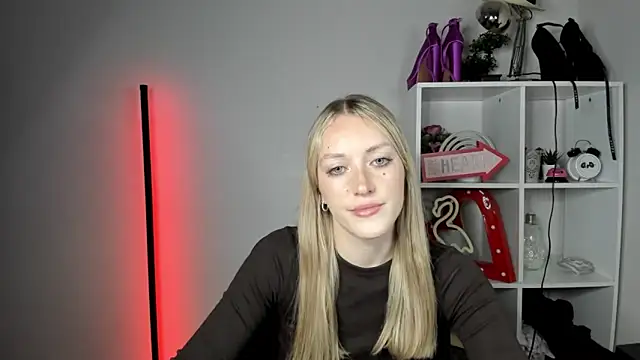 EvelynBlond online show from June 2026 12:39:01 PM