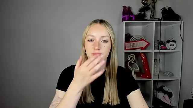 EvelynBlond online show from June 2026 12:36:02 PM
