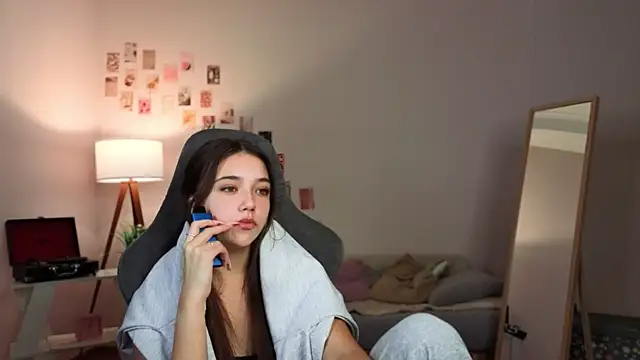 Snapshot of Vexorine chatting on December 2025 06:56:02 PM Vexorine online show from December 2025 06:56:02 PM