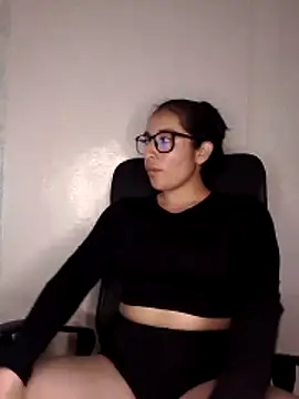 kira-stormm online show from June 2026 12:32:02 AM