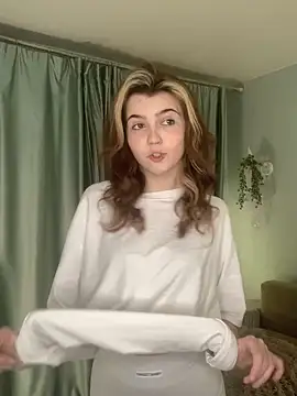 Snapshot of FannyRay chatting on December 2025 11:10:02 PM FannyRay online show from December 2025 11:10:02 PM