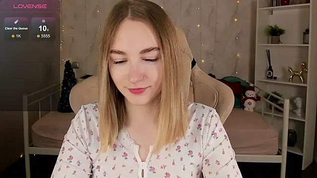 Snapshot of Shy_Polly chatting on December 2025 12:15:02 AM Shy Polly online show from December 2025 12:15:02 AM