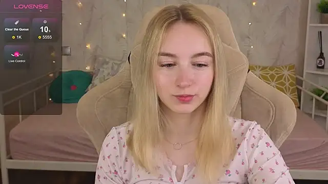 Snapshot of Shy_Polly chatting on June 2026 12:09:02 AM Shy Polly online show from June 2026 12:09:02 AM