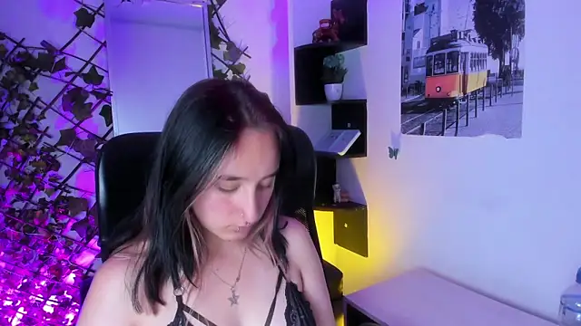 CharlotteStuart online show from May 2026 04:43:01 AM