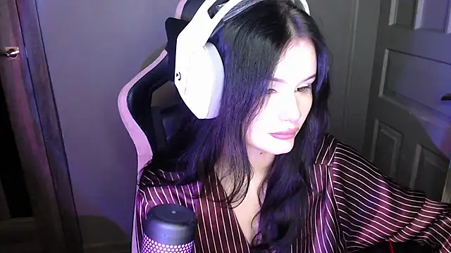 Moon raven online show from December 2025 03:50:02 PM