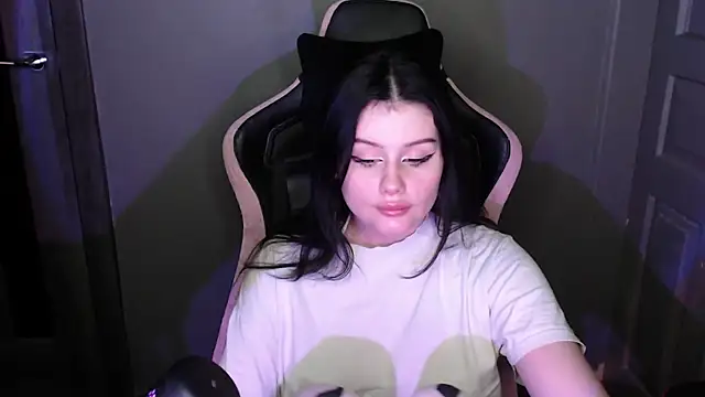 Moon raven online show from February 2026 11:01:02 PM