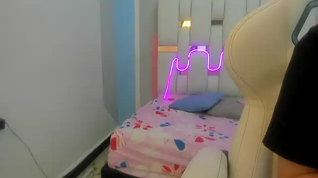 mask red girl online show from February 2026 12:42:02 PM