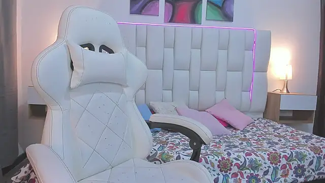 mask red girl online show from March 2026 01:25:01 PM