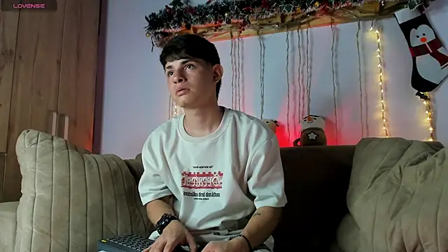 Snapshot of steveen_universe28 chatting on December 2025 01:10:01 AM steveen universe28 online show from December 2025 01:10:01 AM