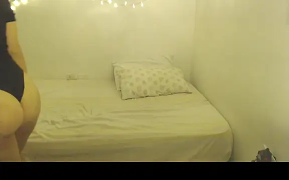 Snapshot of Renata_Honey chatting on December 2025 12:30:01 AM Renata Honey online show from December 2025 12:30:01 AM