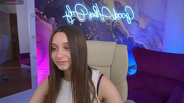 TinyNatalie online show from June 2026 07:06:02 PM