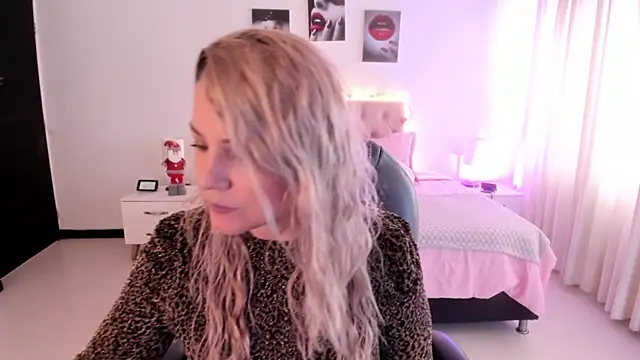 Snapshot of Violeta_Hotter chatting on December 2025 01:15:01 PM Violeta Hotter online show from December 2025 01:15:01 PM