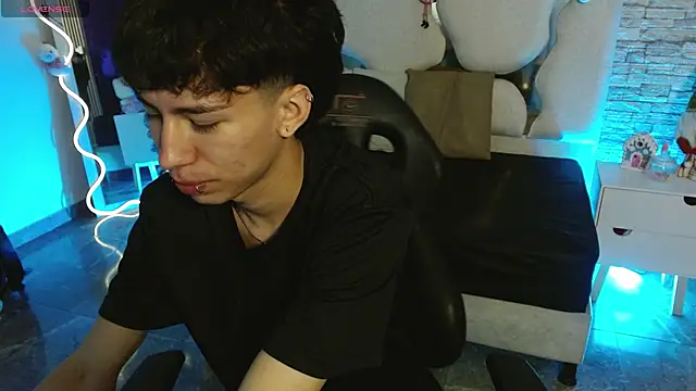 Snapshot of kaelwolf_tay chatting on December 2025 07:40:02 PM kaelwolf tay online show from December 2025 07:40:02 PM