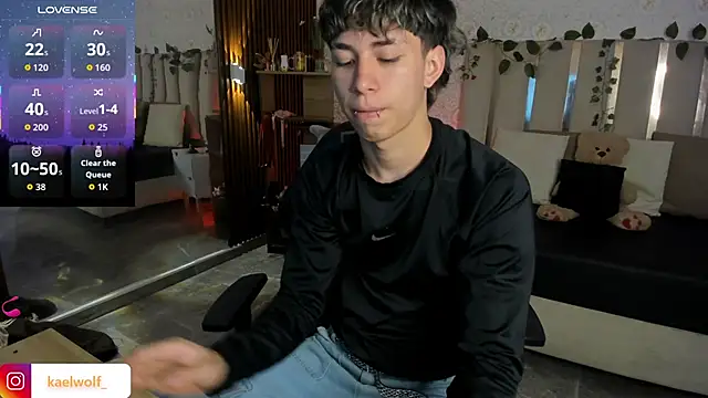 kaelwolf tay online show from February 2026 07:20:01 PM