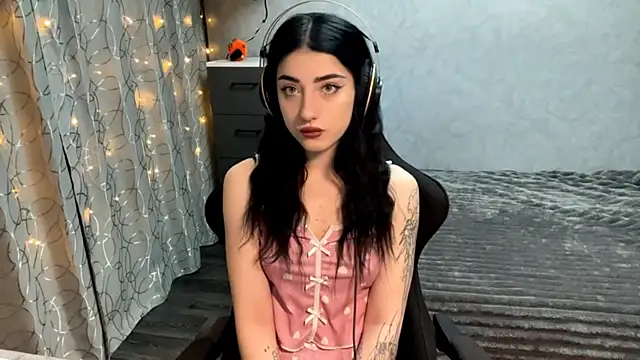 Meowluly online show from December 2025 09:45:02 PM