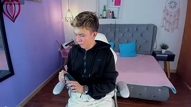 Snapshot of Juaan_Diick chatting on March 2026 06:37:02 PM Juaan Diick online show from March 2026 06:37:02 PM