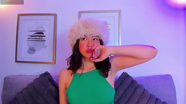 Snapshot of Skyy_bloom chatting on April 2026 12:03:02 PM Skyy bloom online show from April 2026 12:03:02 PM