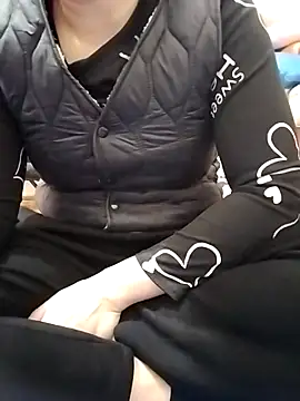 Snapshot of HanniZii chatting on December 2025 01:54:01 AM HanniZii online show from December 2025 01:54:01 AM